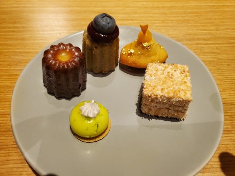 petit four on the plate