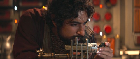 Ezra builds his lightsaber