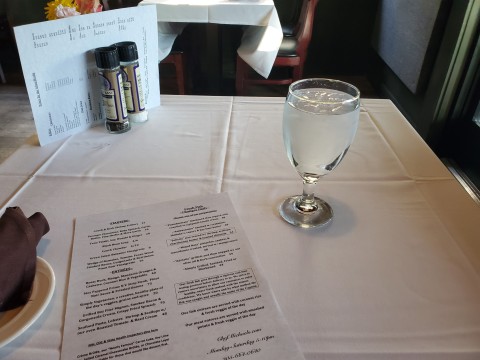 Table with crisp clean white linen at Chef Michaels in Islamadora